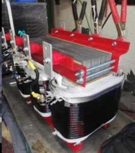 Lee más sobre el artículo Maximizando la Eficiencia Energética: Explorando las Ventajas de los Transformadores Eléctricos de Baja Baja